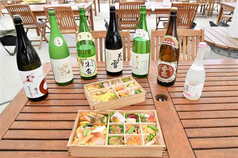 「サクライロガーデン」では、和洋中の料理を詰めた2種類の「お花見弁当」や、県内7蔵元の地酒が楽しめる＝２２日、熊本市中央区