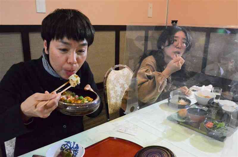 試食会で新鮮なウニ料理を味わう女性たち＝22日、天草市