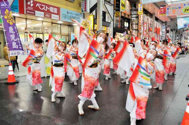 華やかな踊りを披露する出演者＝熊本市中央区