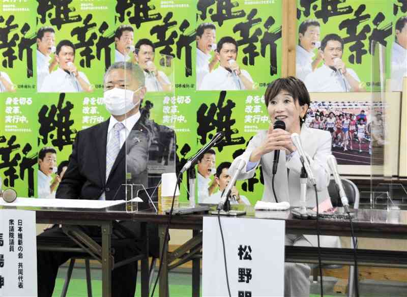 参院選比例代表への出馬を表明する松野明美氏（右）。日本維新の会の馬場伸幸共同代表も同席した＝26日、熊本市北区