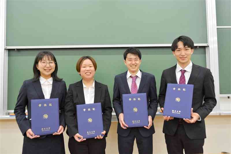 熊本大法学部を早期卒業し、卒業式に出席した4人＝25日、熊本市中央区