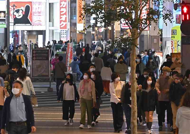 県内のまん延防止等重点措置が解除されて初の週末となり、にぎわう下通アーケード＝26日午後7時55分ごろ、熊本市中央区（石本智）