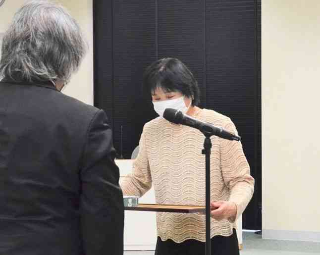 熊日書道展で熊日賞を受賞し、岩瀬茂美事業局長（左）から表彰される綾部さよ子さん＝27日、熊本市中央区