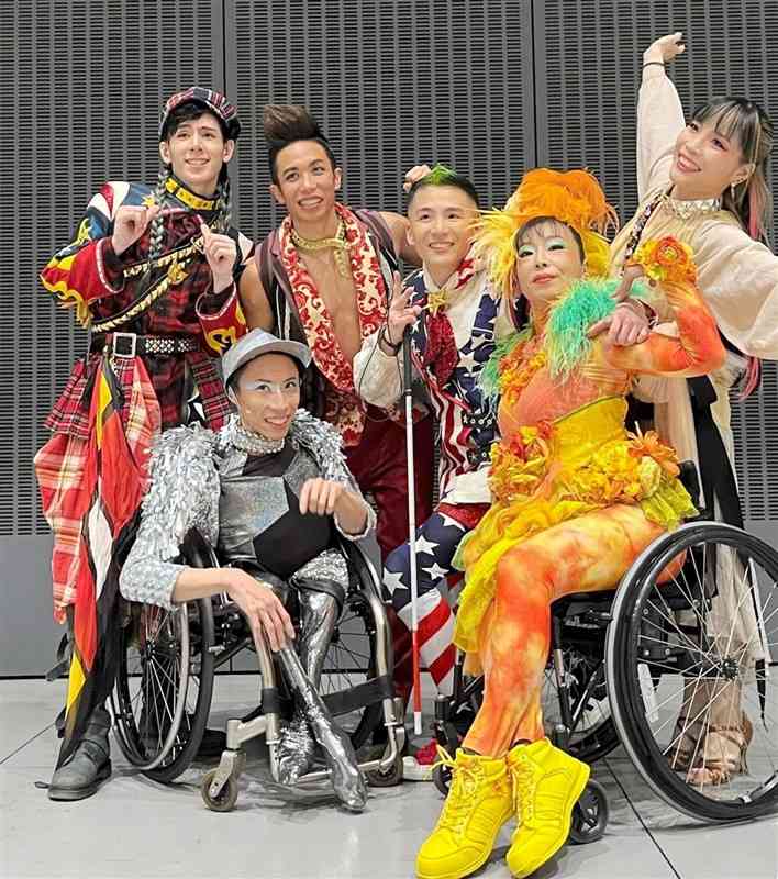 NHK紅白歌合戦の出演者たちと記念撮影する富田宇宙さん（後列左から2人目）＝2021年12月（富田さん提供）