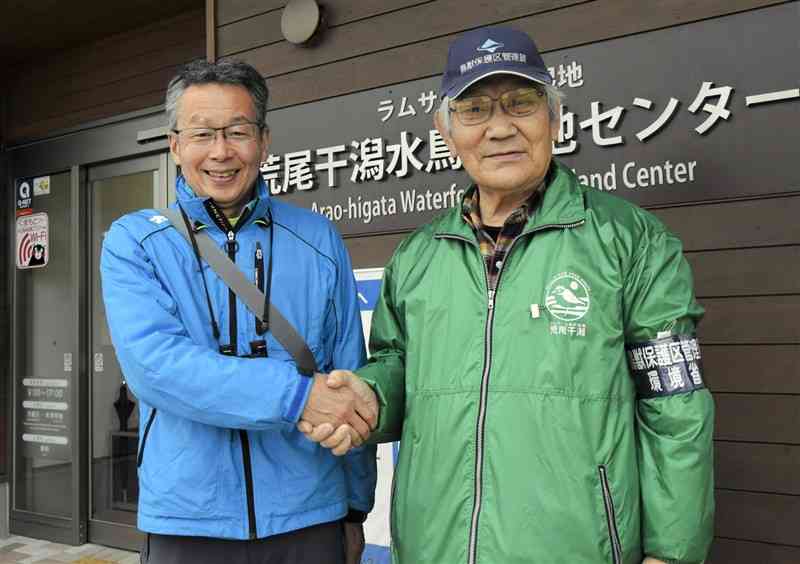 国指定鳥獣保護区管理員を10年続けてきた安尾征三郎さん（右）と後任の鳴海末信さん＝荒尾市