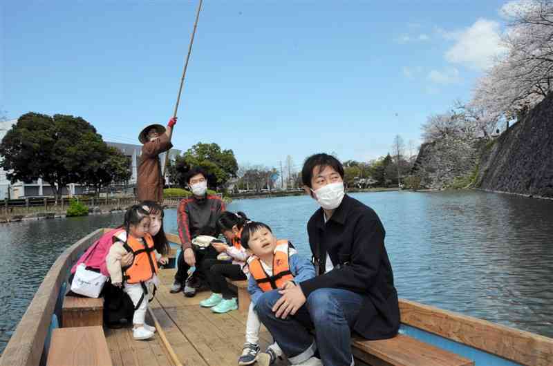 八代城跡のお堀を木舟で巡り、眺めを楽しむ乗船客＝八代市