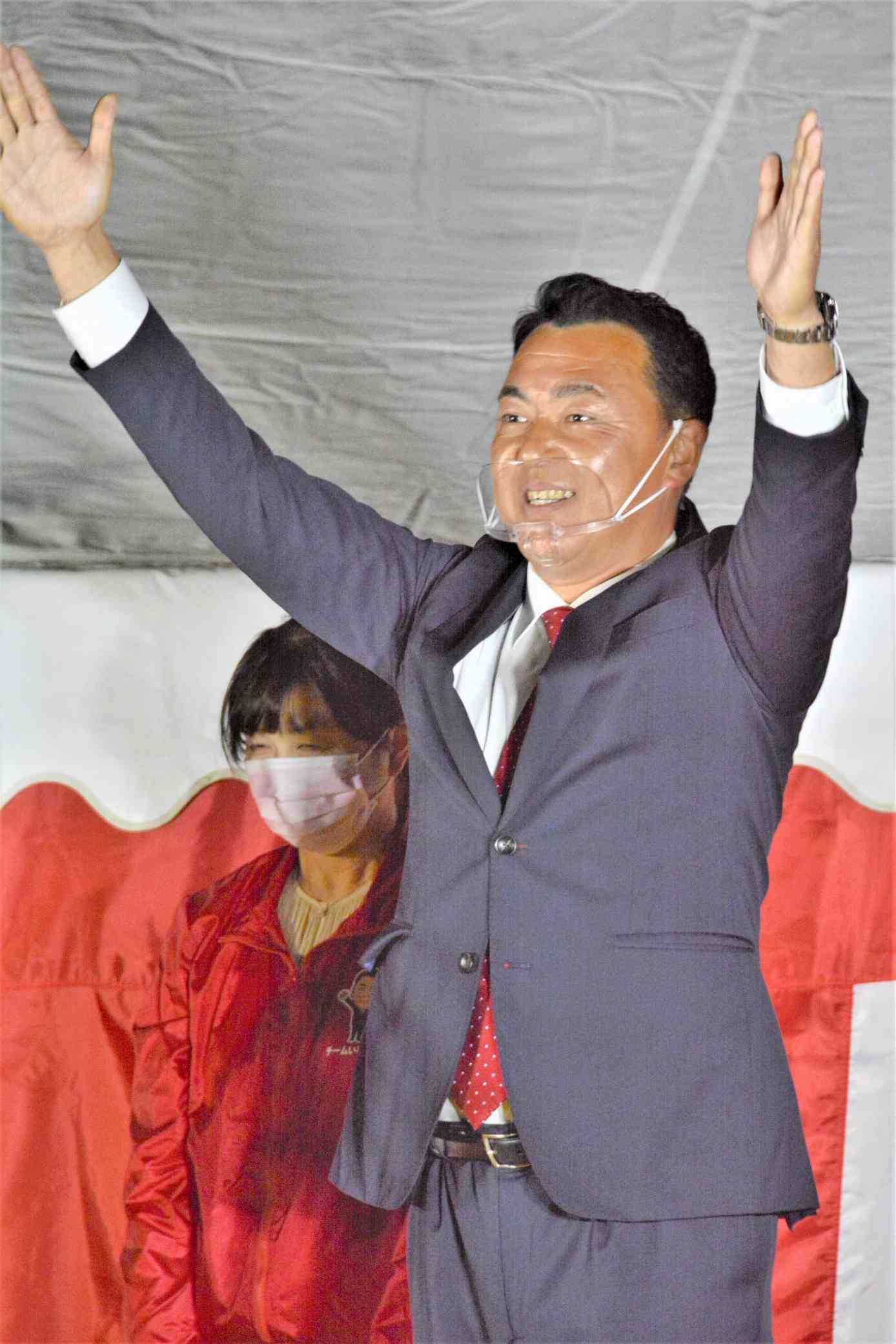 和水町長選に初当選した石原佳幸氏＝同町