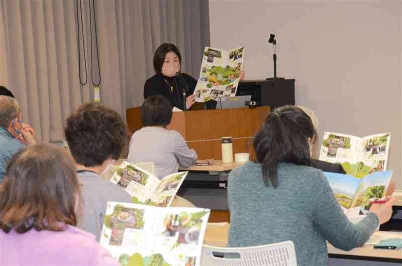 任期中の活動内容を報告する地域おこし協力隊の隊員（奥）＝菊池市