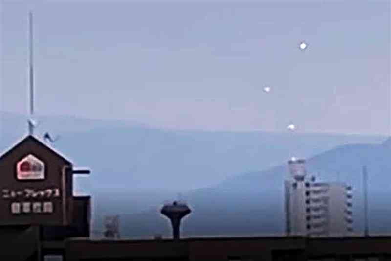 熊本市東区から撮影された東の空に浮かぶ4つの光（中央右）＝３月29日午後6時25分ごろ（読者提供）