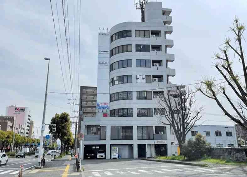 電力の小売り事業を停止した熊本電力の本社が入るビル＝30日、熊本市中央区