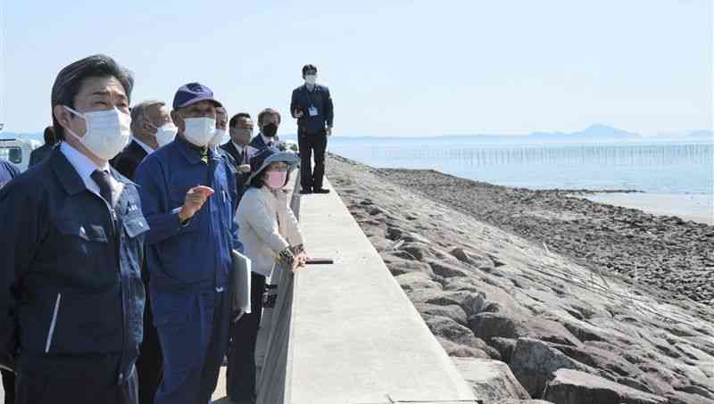 大浜漁協が管理する干潟を視察する蔵原隆浩市長（左）ら＝１６日、玉名市