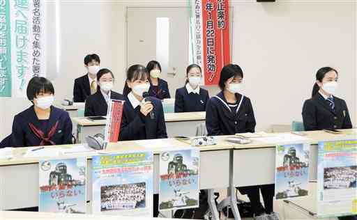 「九州高校生平和サミット」に向けて意気込みを語る実行委員の高校生ら＝熊本市中央区