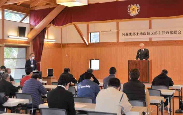 大蘇ダムの受益農家でつくる阿蘇東部土地改良区の通常総会＝29日、阿蘇市