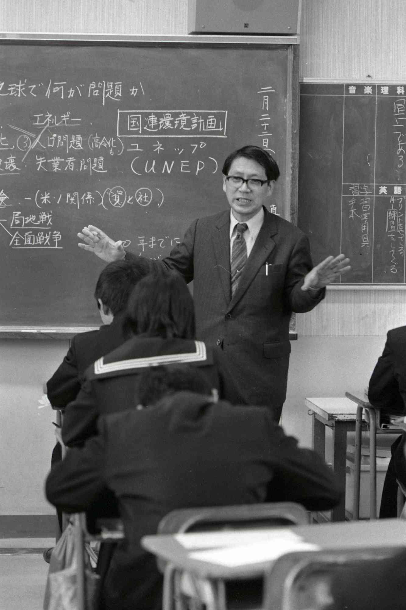 桜山中の教壇に立つ田中裕一さん＝1984年2月