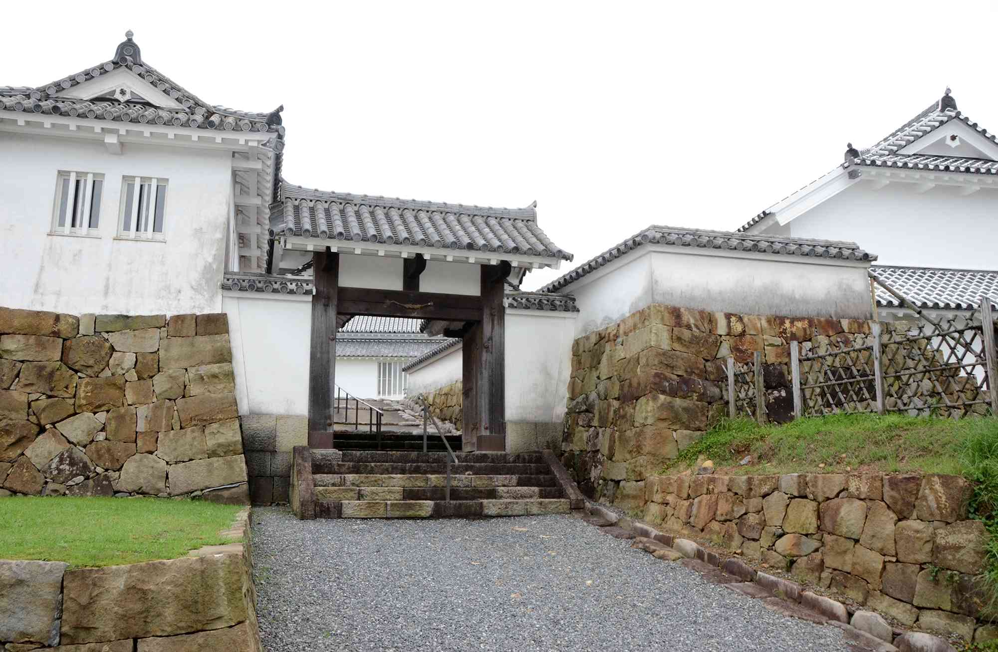調査に参加した富岡城跡には現在、本丸やぐらや二の丸長屋が復元されている＝苓北町