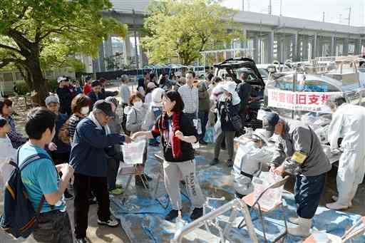 避難所で給水を受ける住民たち＝２０１６年４月１７日、熊本市中央区新町の一新小（横井誠）
