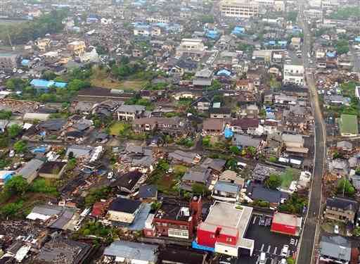 熊本地震で多くの木造住宅が倒壊した益城町宮園周辺（小型無人機で撮影）＝2016年4月（谷川剛、高見伸）