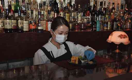 バーを間借りしてデザート店「シュプレール」をオープンした鈴木美紀子さん。客の目の前でデザートを作るサービスが人気だ＝熊本市