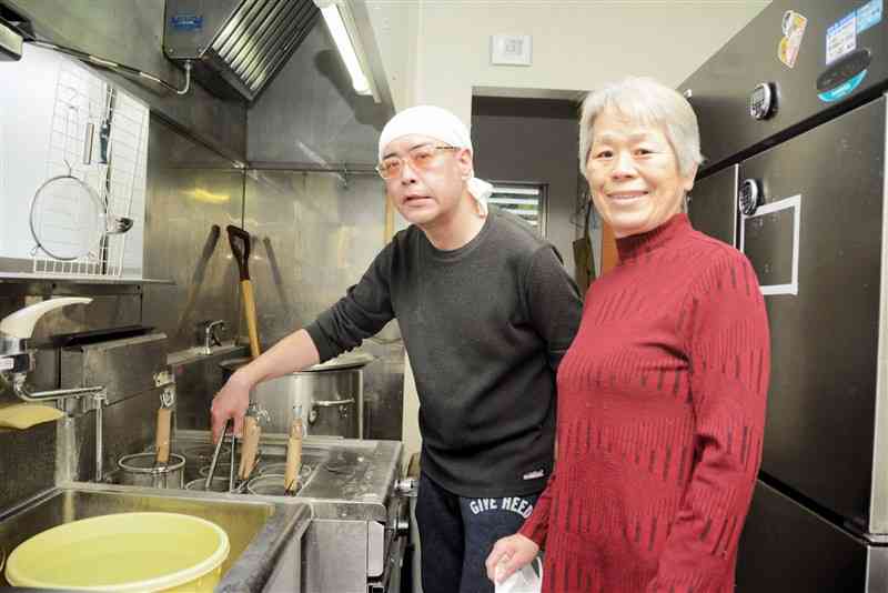 ラーメン店「極旨」の店主、竹田健一さん（左）と母の千代美さん＝熊本市南区