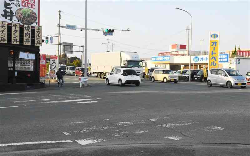 横断歩道の白線が消えかかっていた嘉島町鯰の国道266号交差点＝3月24日