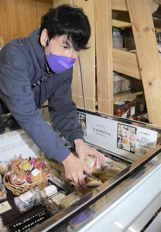 物産店に作ったケーキを卸す草野育史朗さん＝熊本市東区