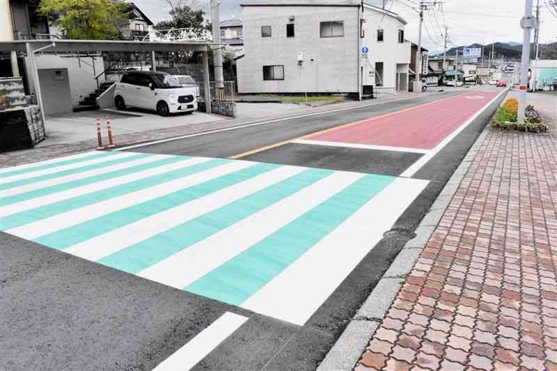 松橋中学近くの横断歩道周辺に施されたカラー舗装。信号機はないが、視覚的に注意喚起して通学路の安全確保を目指している＝宇城市松橋町