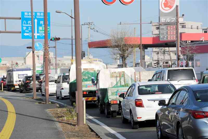 3月下旬の朝、約600メートル続いた保田窪北交差点付近の渋滞＝熊本市中央区（河内正一郎）