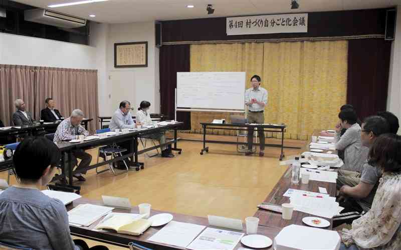 岡山県新庄村議会が設置した抽選制の住民協議会。村役場の再建について話し合った＝2019年6月（村議会提供）