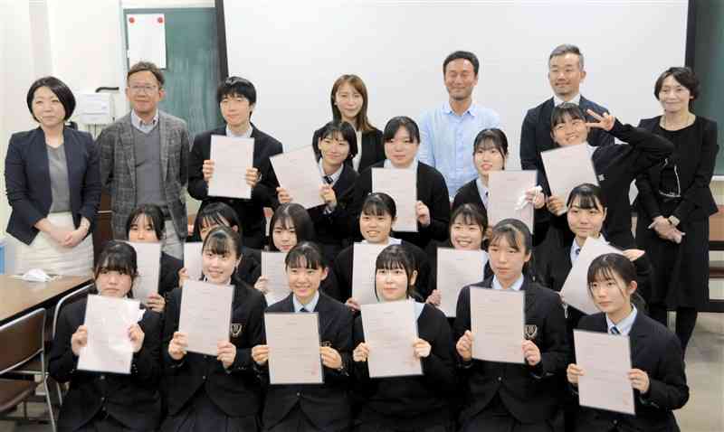 「SDGsチャレンジdayプロジェクト」に取り組んだ九州学院高の生徒ら＝熊本市中央区