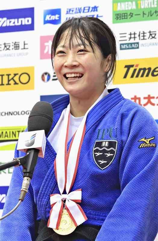 女子52キロ級で初優勝し、取材に応じる白石響＝福岡国際センター（代表撮影）