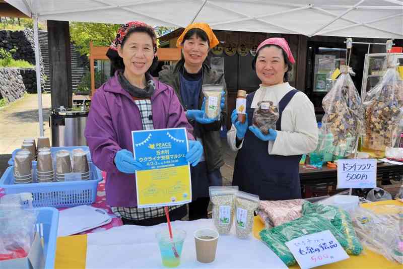 特産品を使ったスープやジュースを販売する五木村物産館出荷協議会のメンバー＝同村