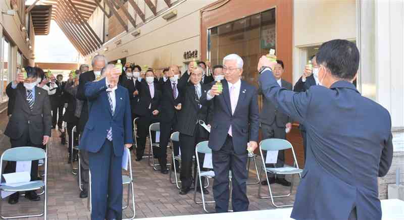 あさぎり商社設立を祝って乾杯する参加者＝あさぎり町