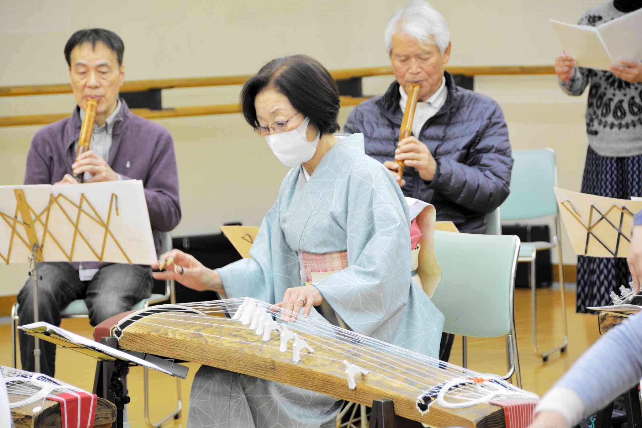 「箏こんさーと」本番に向け演奏を確認する箏曲家の二宮晶代さん＝熊本市中央区