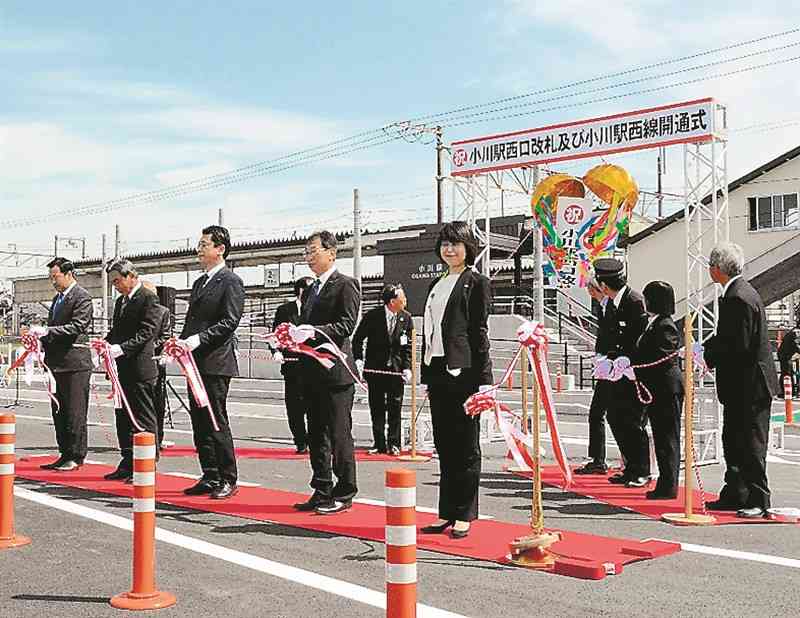 小川駅西口と市道の開通を祝ってテープカットをするJR九州の職員や市議ら＝宇城市