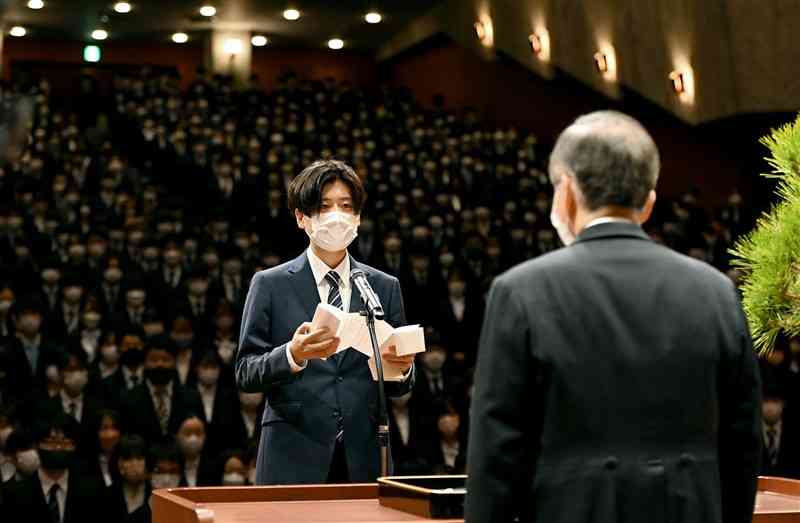 熊本大の入学式で宣誓する工学部の山内雄大さん＝4日午前、熊本市中央区の県立劇場（小野宏明）