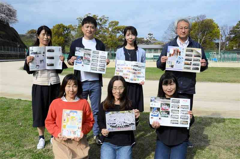 グランプリの熊日賞を受賞した第一高好文会の広報委員ら＝熊本市中央区