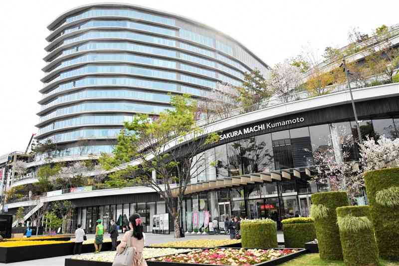 ビジネスホテルブランドでの再オープンが検討されているホテル（奥）が入る桜町再開発ビル＝5日、熊本市中央区