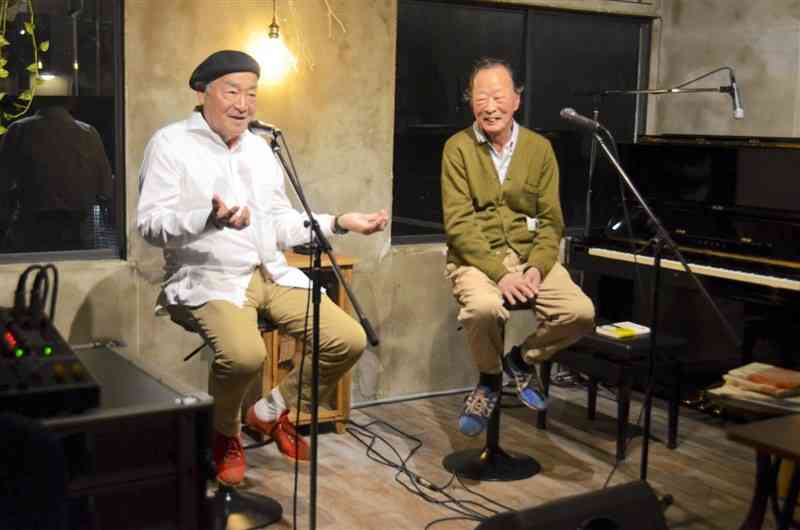 サン村田さん(左)と黒田征太郎さんが60年近い親交などについて語り合ったトークショー＝4日夜、熊本市中央区