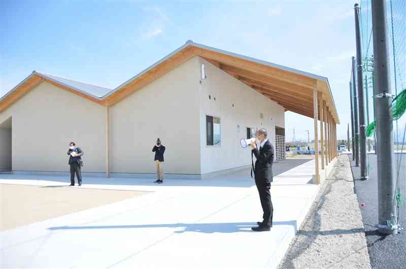 県フットボールセンター内に開園した保育園の園舎。右隣には人工芝ピッチが整備される＝嘉島町