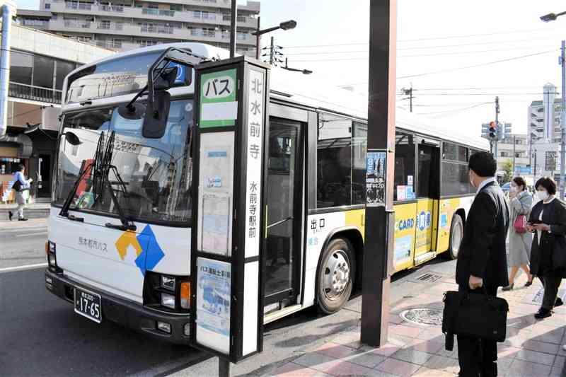 運賃設定にミスがあった熊本都市バスの北水前寺バス停＝4月7日午前8時ごろ、熊本市中央区