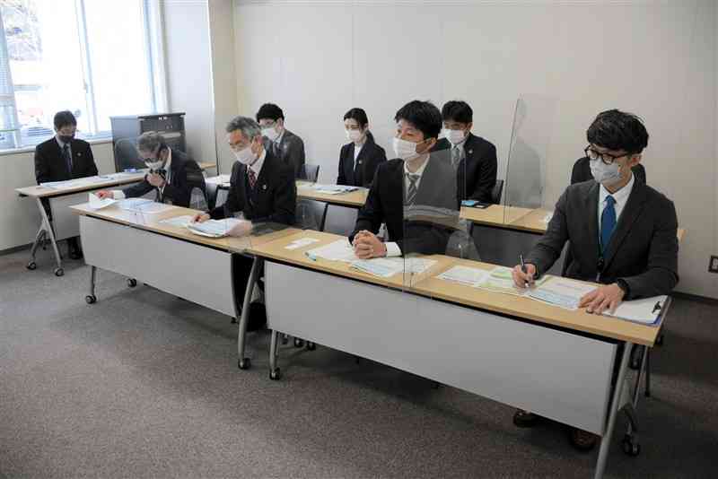 環境省が九州のカーボンニュートラル実現に向けて新設した「地域脱炭素創生室」の職員ら＝7日、熊本市西区