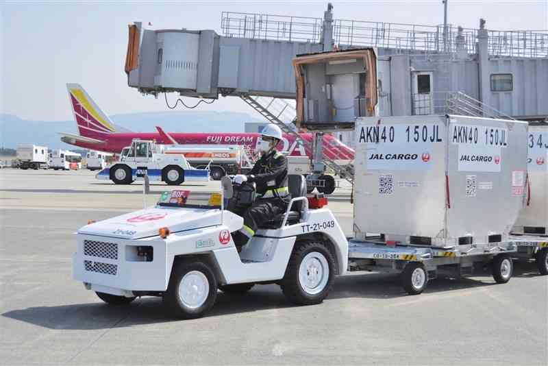バイオディーゼル燃料の混合燃料で運行する日本航空の作業車両＝熊本空港