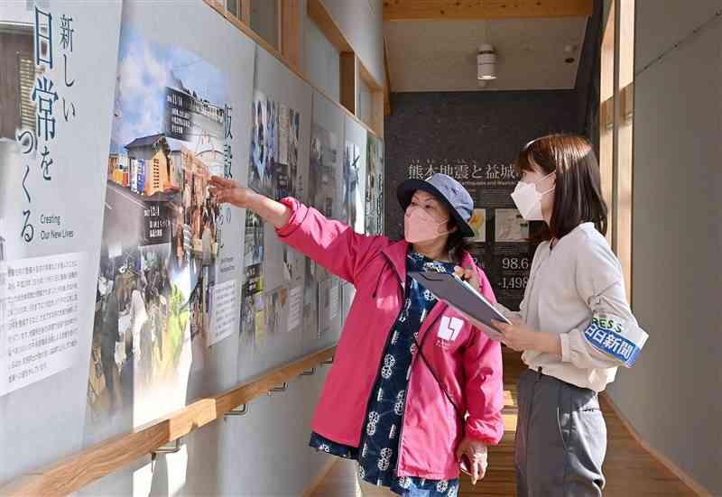 熊本地震の被害や復興の様子を伝える益城町復興まちづくりセンターで吉村静代さん（左）の話を聞く鬼束実里記者＝7日（後藤仁孝）