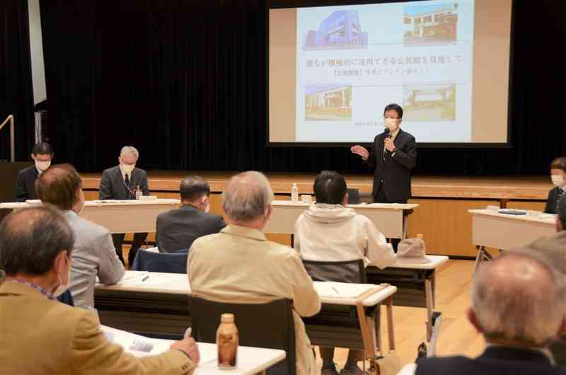 公設公民館の見直しについて、利用者に説明する大西一史熊本市長（中央奥）＝同市中央区