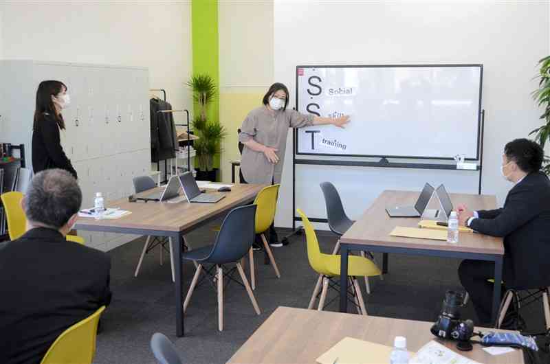 模擬授業をする「KDSネクストカレッジ」のスタッフ＝8日、熊本市西区