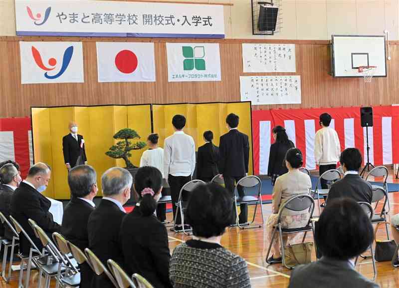 開校したばかりのやまと高等学校で入学式に臨む1期生＝山都町