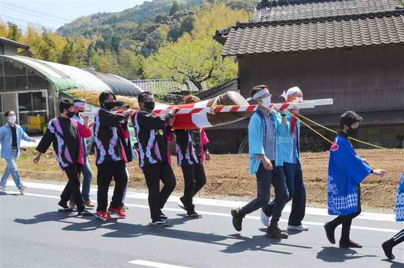 七郎神の大祭で神木を担ぐ氏子＝和水町