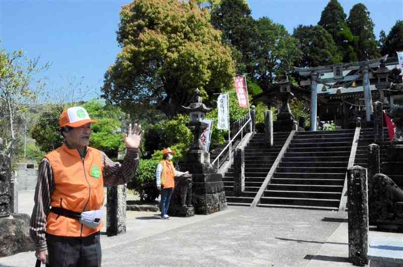 「下浦さるく」で下浦神社について説明するガイド＝天草市
