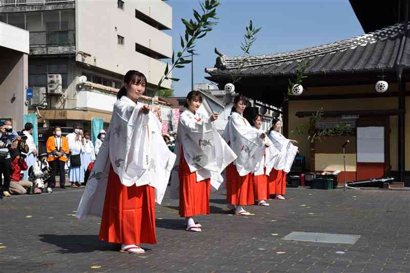 山鹿温泉祭で、ササの葉を手に「湯壽の舞」を披露する巫女たち＝山鹿市