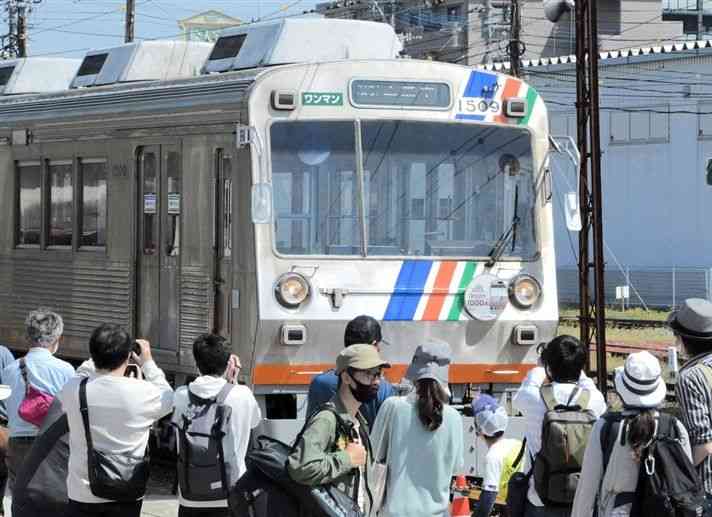 熊本電鉄で再出発した1000形車両を撮影する鉄道ファンたち＝熊本市北区